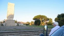 Il Papa in preghiera al Monumento dei caduti di Kindu a Fiumicino