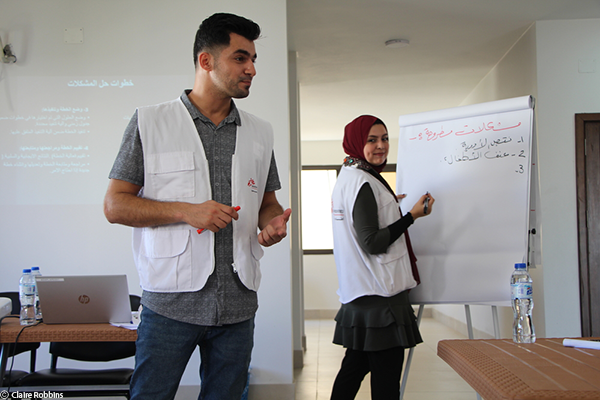 Los psicólogos de MSF, Hana y Mahmoud, dirigen las sesiones de un día, trabajan con profesionales de la salud e instruyen sobre las mejores prácticas para temas como el cuidado personal, evitar el agotamiento y afrontar circunstancias estresantes.