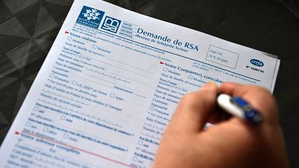 En 30 ans, le pouvoir d'achat moyen des bénéficiaires du RSA a beaucoup moins augmenté que celui des salariés payés au Smic