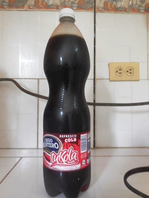 Según donde se compre, esta botella de refresco cuesta 25 pesos cubanos, o 1,25 CUC (Foto: Roberto J. Quiñones)