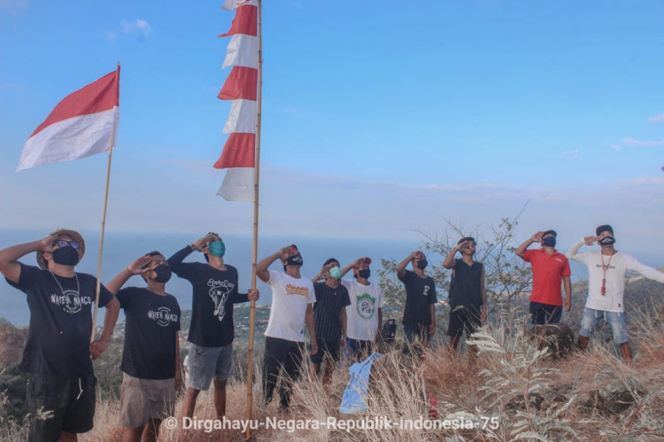 Camping ground puncak gunung bendera mojokbar. Pengibaran Bendera Merah Putih Di Puncak Gunung Kembar Melanting Website Desa Banyupoh