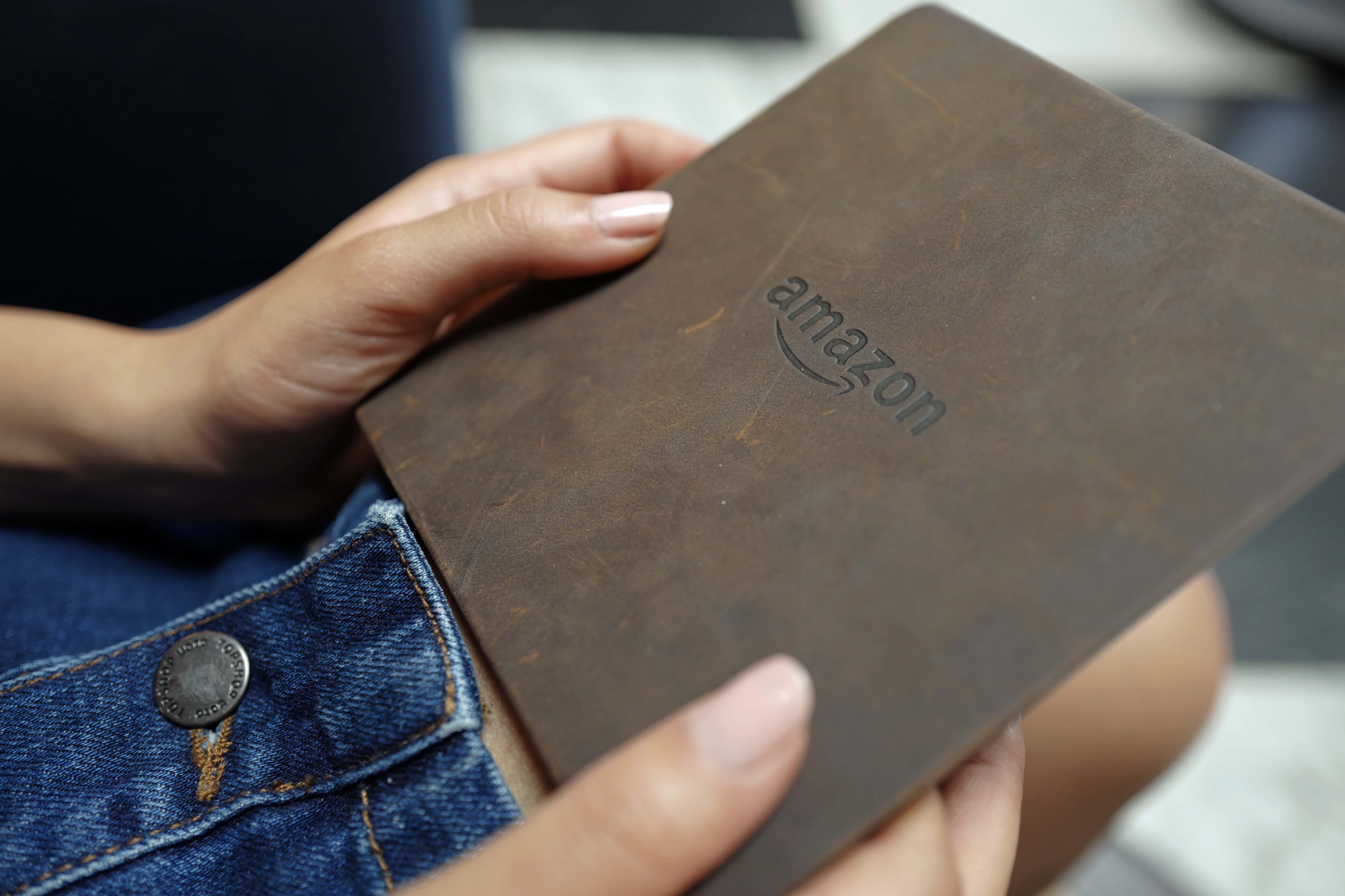 To display the toolbar, tap the top of the screen. The Amazon Kindle Oasis Review Tools And Toys