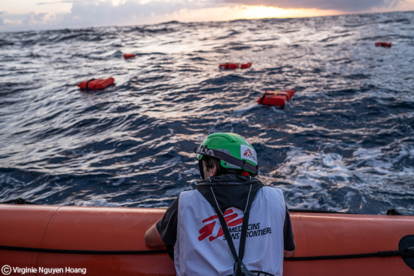 GEO BARENTS: El equipo SAR (Búsqueda y Rescate) está recogiendo chalecos salvavidas en el mar.