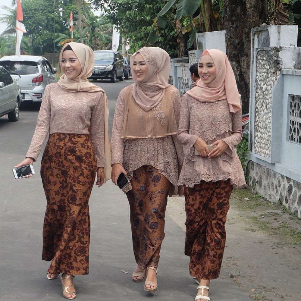 Contoh Kebaya Brokat - 30+ Model Baju Kebaya Bahan Brokat - Fashion