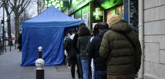 France, Paris, 2022-01-11, pcr antigenic test tent covid 19 crisis, Photograph by Magali Cohen / Hans Lucas.
France, Paris, 2022-01-11, la queue devant une pharmacie pratiquant des tests antigeniques pcr en plein pic epidemique du covid 19, Photographie par Magali Cohen / Hans Lucas (Photo by Magali Cohen / Hans Lucas / Hans Lucas via AFP)