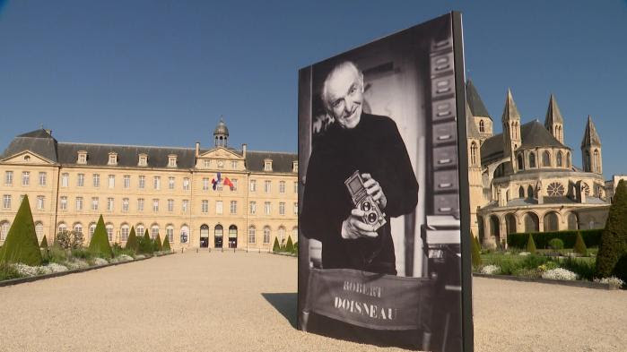 Exposition "Robert Doisneau, la traversée d’un siècle" à Caen : un voyage nostalgique, du "Baiser de l’Hôtel de Ville" aux écoliers en blouse