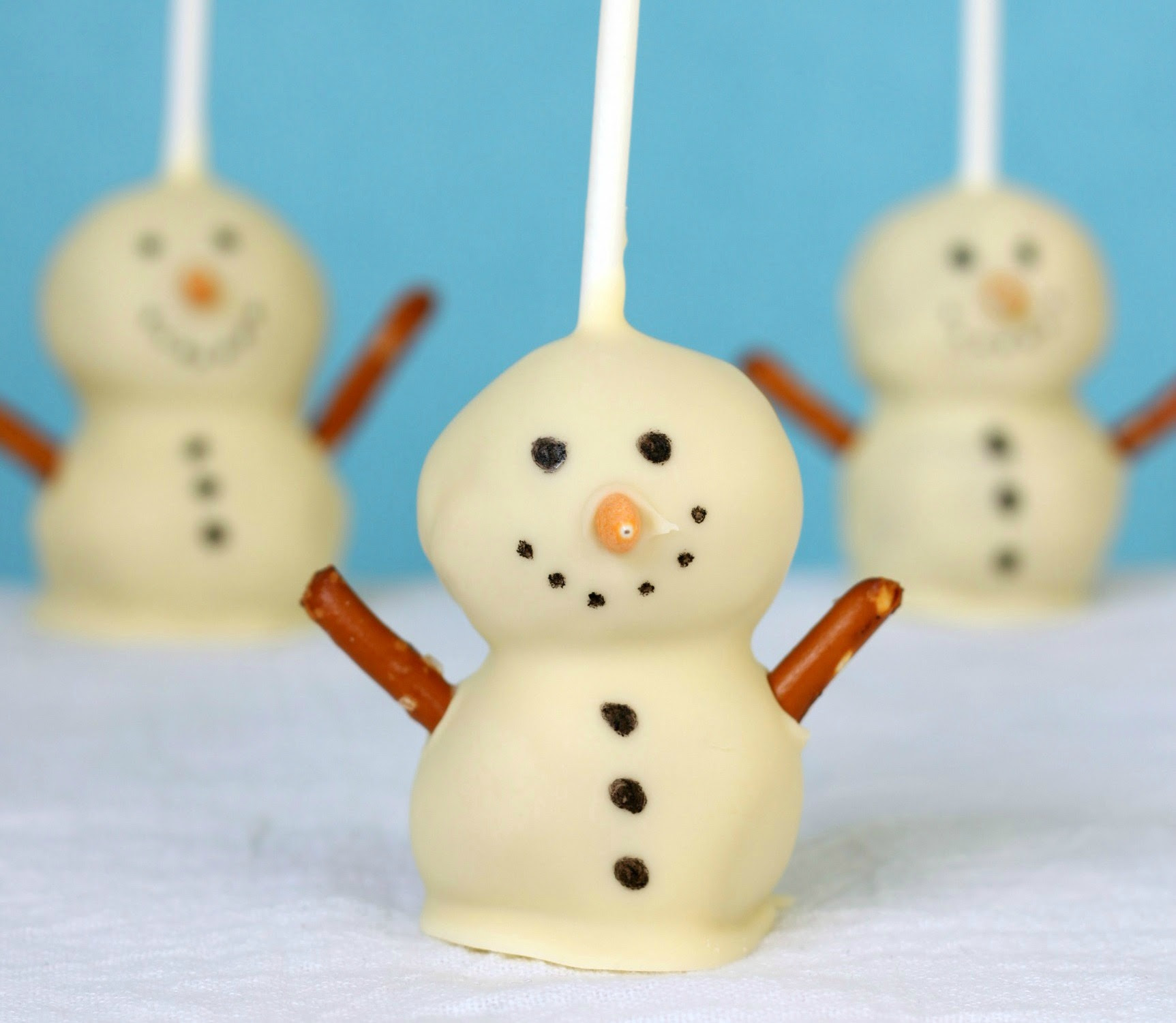 For this recipe you will need 12 round lolly sticks. Snowmen Cake Pops