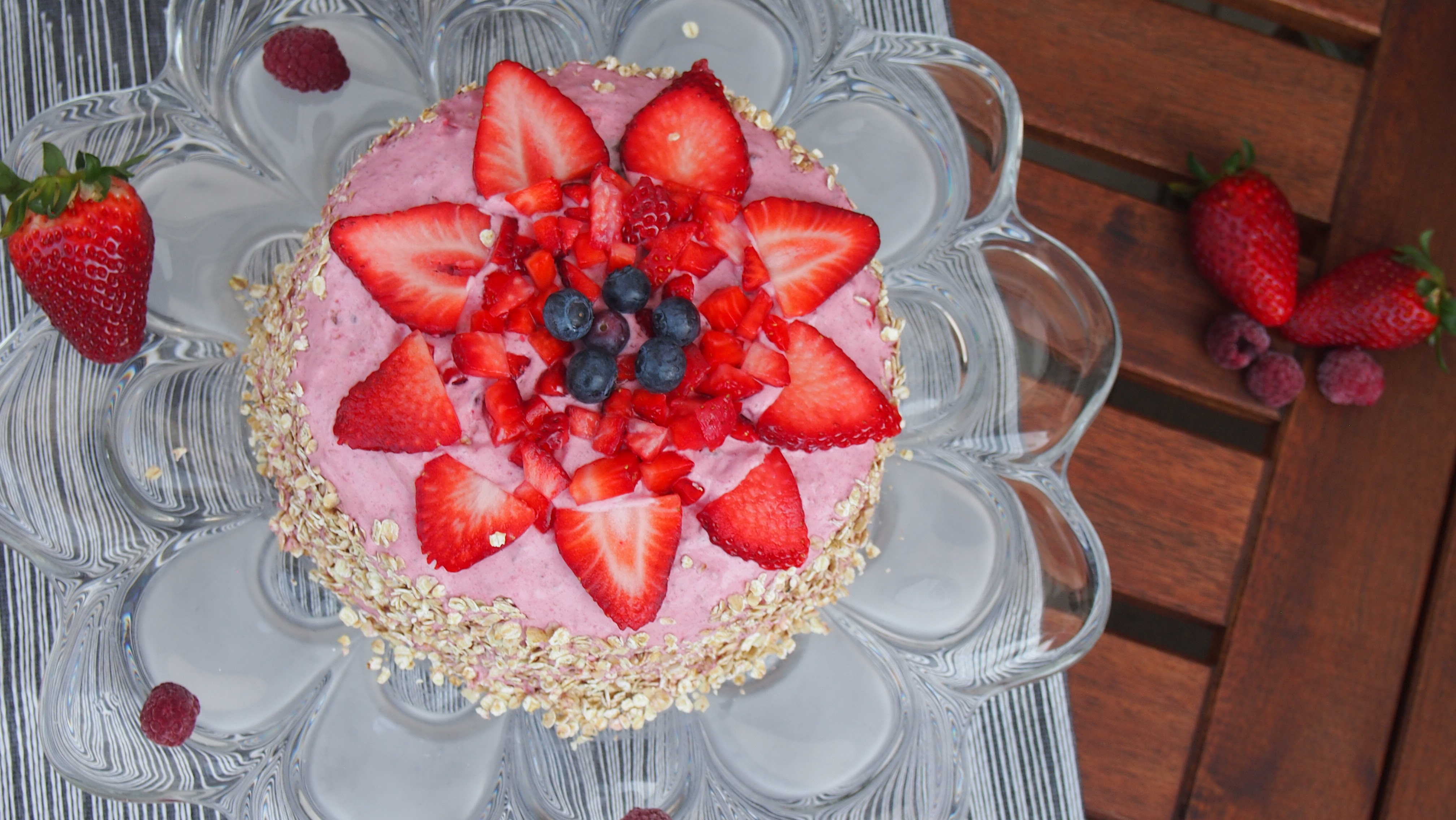 Alles über kalorien, nährwerte, frühstücksrezepte und wie du mit haferflocken gesund abnehmen kannst. Gesunde Beerentorte Mit Haferflocken Bake It Naked