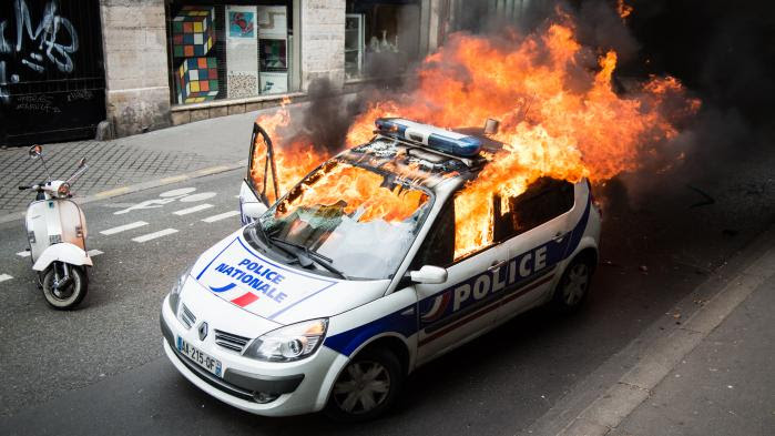 DIRECT. Quatre arrestations après l'incendie d'une voiture de police à Paris