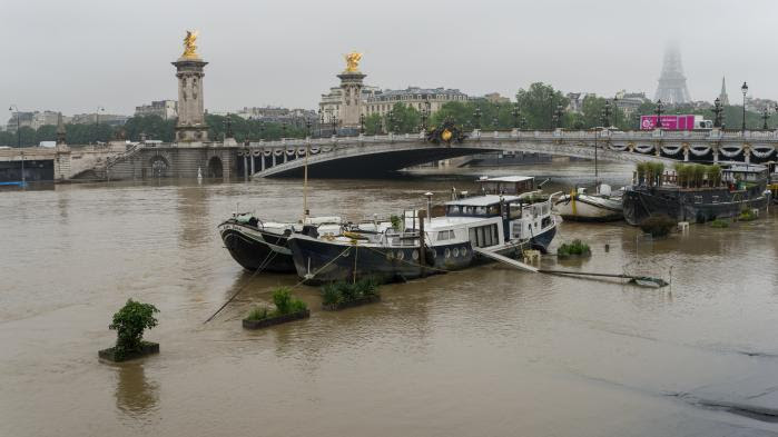 VIDEO. Inondations : à Paris, le Zouave du pont de l'Alma a les pieds dans l'eau
