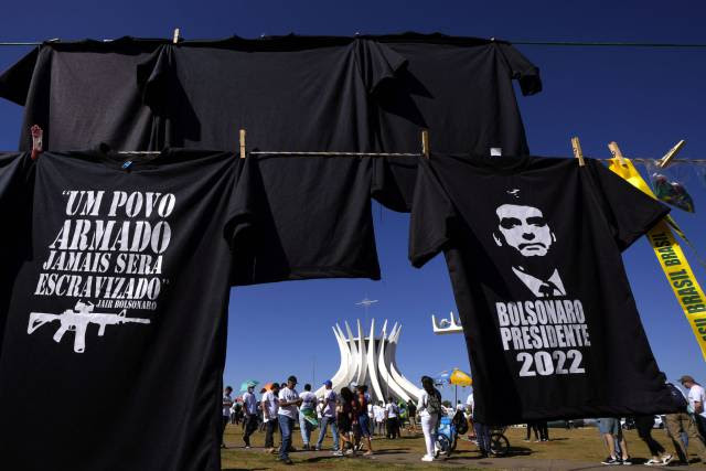 STF vacilante não contém a venda de armas incentivada por Bolsonaro