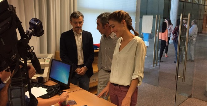 Los diputados madrileños de Podemos Lorena Ruíz-Huerta, Eduardo Gutiérrez y José Manuel López, en el registro de su petición de comparecencia. PODEMOS