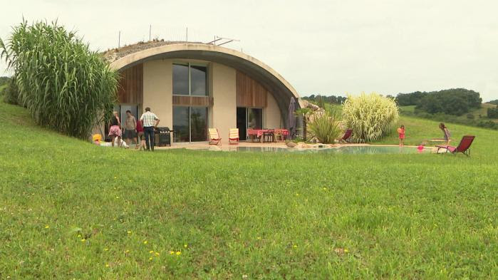 En Hautes-Pyrénées, des "maisons de Hobbit" économiques et écologiques