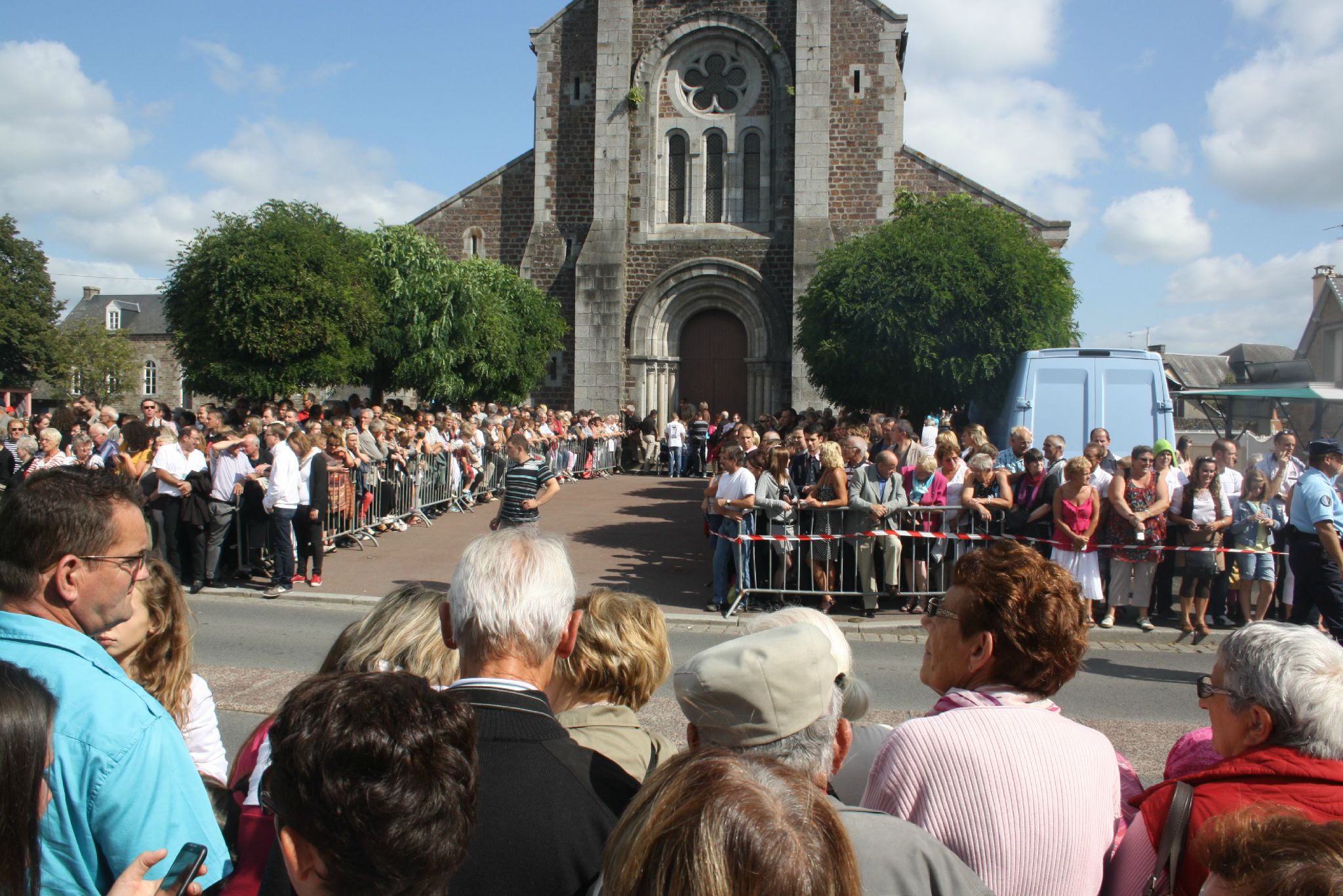 Thierry Olive Et Annie Les Stars De L Amour Est Dans Le Pre 2012 Se Marient A Gavray Sous Le Soleil Et La Foule Video Avranches Infos