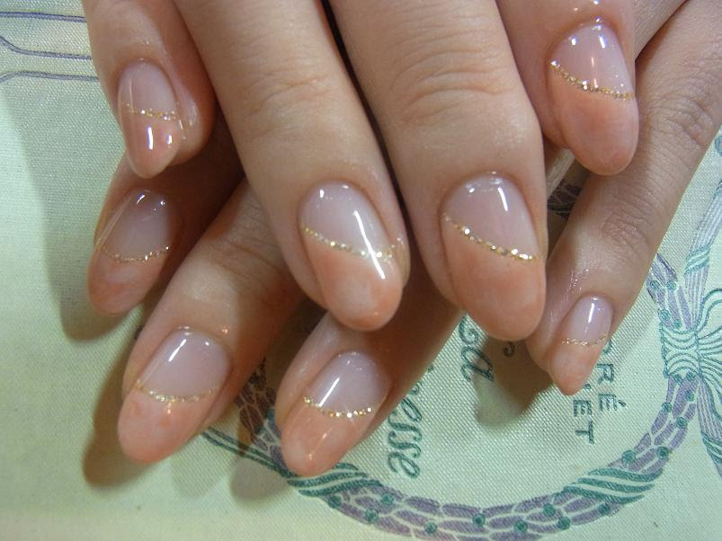 オリジナル ジェルネイル 逆フレンチ デザイン 美しいネイルトレンド