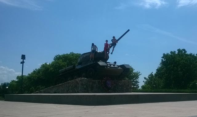 Tres niños juegan en un tanque soviético T-34 en Tiráspol, la capital de Transnistria. FOTOS: CORINA TULBURE