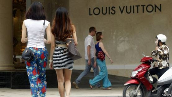 Cửa hàng Louis Vuitton tại trung tâm mua sắm Tràng Tiền Plaza ở Hà Nội. Ảnh: Reuters