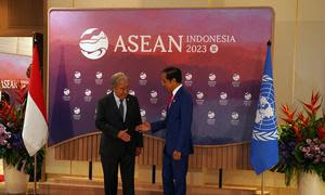 El secretario general de la ONU, António Guterres (izquierda), se reúne con el presidente de Indonesia, Joko Widodo, durante la Cumbre de la Asociación de Naciones del Sudeste Asiático (ASEAN) en Yakarta, la capital del país.