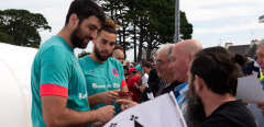 France, Perros-Guirec, 2023-09-26. The Chilean national team chose to set up its base camp in Perros Guirec for the 2023 Rugby World Cup, and training sessions open to the public were held in September. This is an opportunity for the public to come and admire the players and get autographs. Photograph by Emmanuelle Pays / Hans Lucas.
France, Perros-Guirec, 2023-09-26. L equipe nationale du Chili ayant choisi d installer son camp de base a Perros Guirec a l occasion de la coupe du monde de rugby 2023, des entrainements ouverts au public ont lieu durant le mois de septembre. L occasion pour la population de venir admirer les joueurs et de faire signer des autographes. Photographie par Emmanuelle Pays / Hans Lucas.