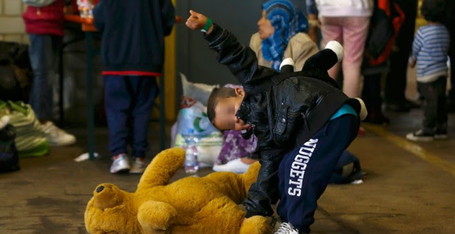 Un niño sonríe, a su llegada al punto de registro de los refugiados recién llegados.- MICHAEL DALDER (REUTERS)