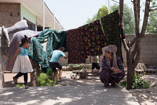  Bibisoleha y Zainidin están jugando frente a la casa en el oeste de Tayikistán donde viven con su madre y sus abuelos.