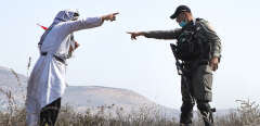 A member of the Israeli security forces intervenes as a Palestinian man (L) protesting against Jewish settlements and the normalisation of ties with two Arab states, argues with Israeli settlers in Asira al-Qibliya in the Israeli-occupied West Bank, on September 18, 2020. (Photo by JAAFAR ASHTIYEH / AFP)