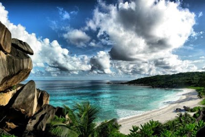 Gambar Pantai Yang Sangat Indah / Gambaran Pemandangan Yang Sangat Indah / Dihuni beraneka macam flora dan juga fauna laut yang cukup langka serta panoramanya juga mirip seperti maldives, maka sangat wajar jika tempat ini dicalonkan masuk dalam warisan unesco.