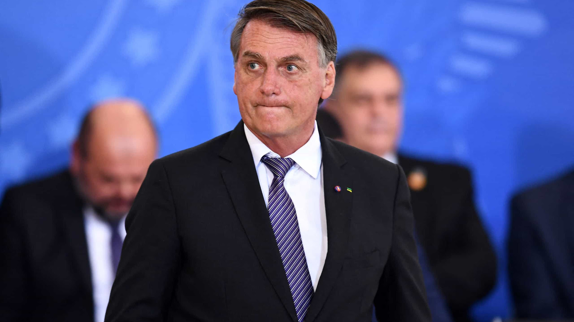 Eleições: Bolsonaro assina decreto para se blindar de eventual crime