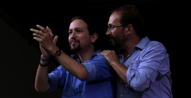 El lider de Podemos, Pablo Iglesias, junto al lider de ICV, Joan Herrera, durante el mitin de Catalunya Si que es Pot que han realizado esta tarde en Mollet del Vallès (Barcelona), en el que Iglesias se ha mostrado orgulloso de ser "amigo" de los catalane