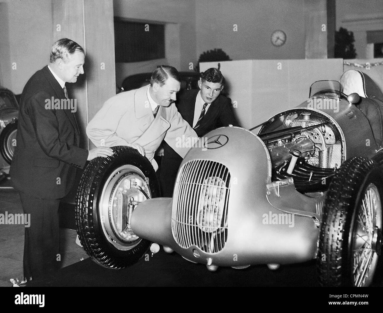 Adolf Hitler durante um passeio de carro de corrida Mercedes de Caracciola de 1935 Stock Photo