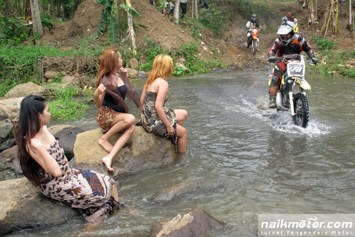 Gadis desa cantik pakai kemben. Gadis Kemben Tampil Menggoda Ribuan Peserta Mat5