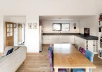 Comedor y cocina de la cabaña de Rural Design