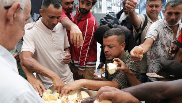 Moradores de rua à margem da prevenção: “Lavamos as mãos nas poças quando chove”