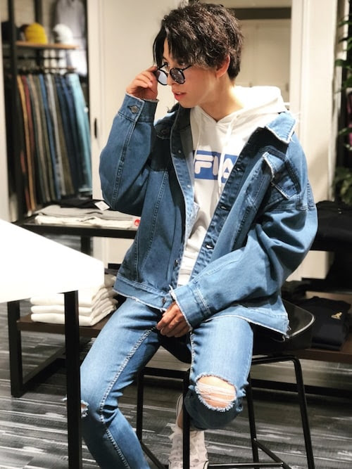 モダンファッションスタイル ベストfila パーカー レディース コーデ