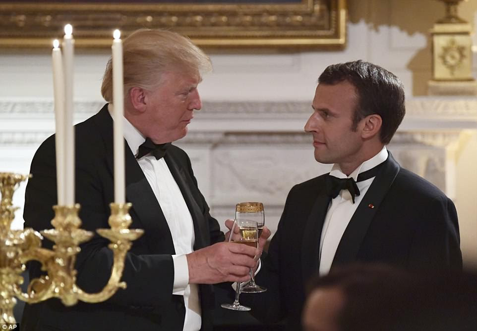 Durante seu brinde ao jantar, o Presidente Trump levantou uma taÃ§a para o Presidente Macron dizendo: 'Que nossa amizade cresÃ§a ainda mais'