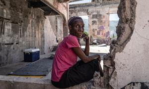 Una mujer haitiana desplazada sentada en el tejado del teatro Rex Medina, en el centro de Puerto Príncipe.