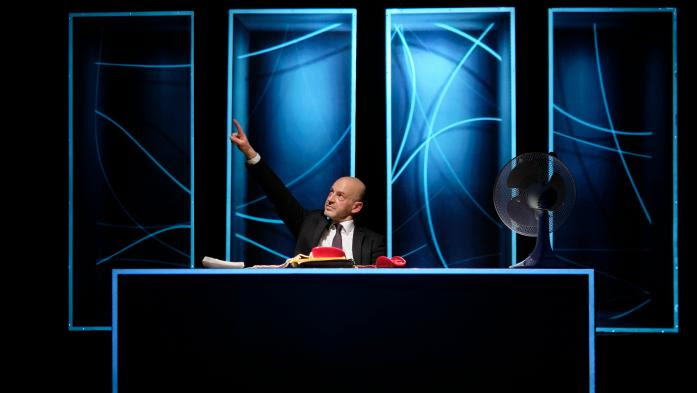 "Un juge" : la loi face à la justice dans un seul en scène percutant de Fabio Alessandrini au théâtre de La Reine blanche