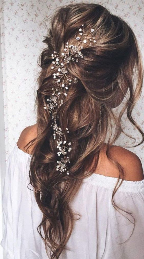 Yeni sezonun trend ve şık gelin saçı modelleri için detaylar yazımızda…. 2021 Gelin Saci Modelleri Lotus Event Weddings