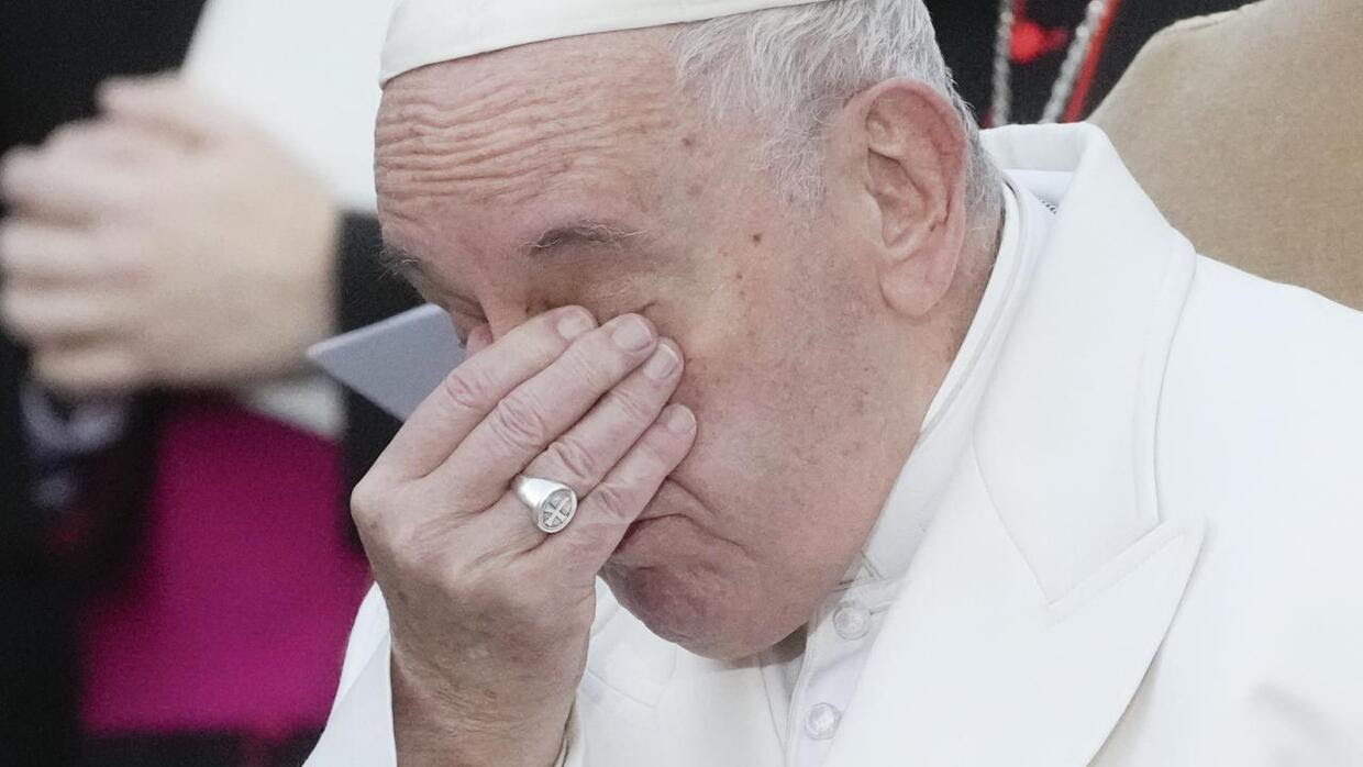 El Papa Francisco llora al hablar de Ucrania en una oración