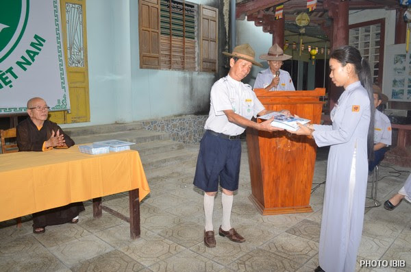Huynh trưởng Văn Tiến Nhị, Trại trưởng, trao Giải thường về thành tích học tập cho các Trại sinh trúng cách