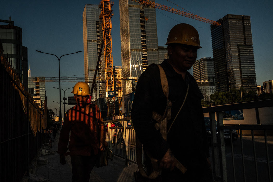 去年，中國深圳的建築工人。上月末，該市幾名知名活動人士被拘留。