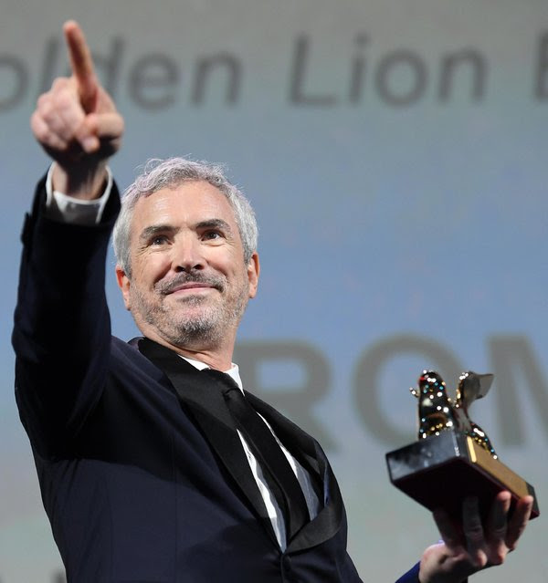 Alfonso Cuarón con el León de oro del Festival Internacional de Cine de Venecia, el sábado