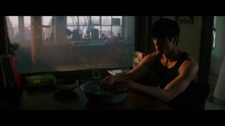 A történet középpontjában bruce lee áll, akit a harcművészetek szakértőjeként felkérnek arra, hogy a sárkány közbelép teljes film leírás. A Sarkany Bruce Lee Elete Videa