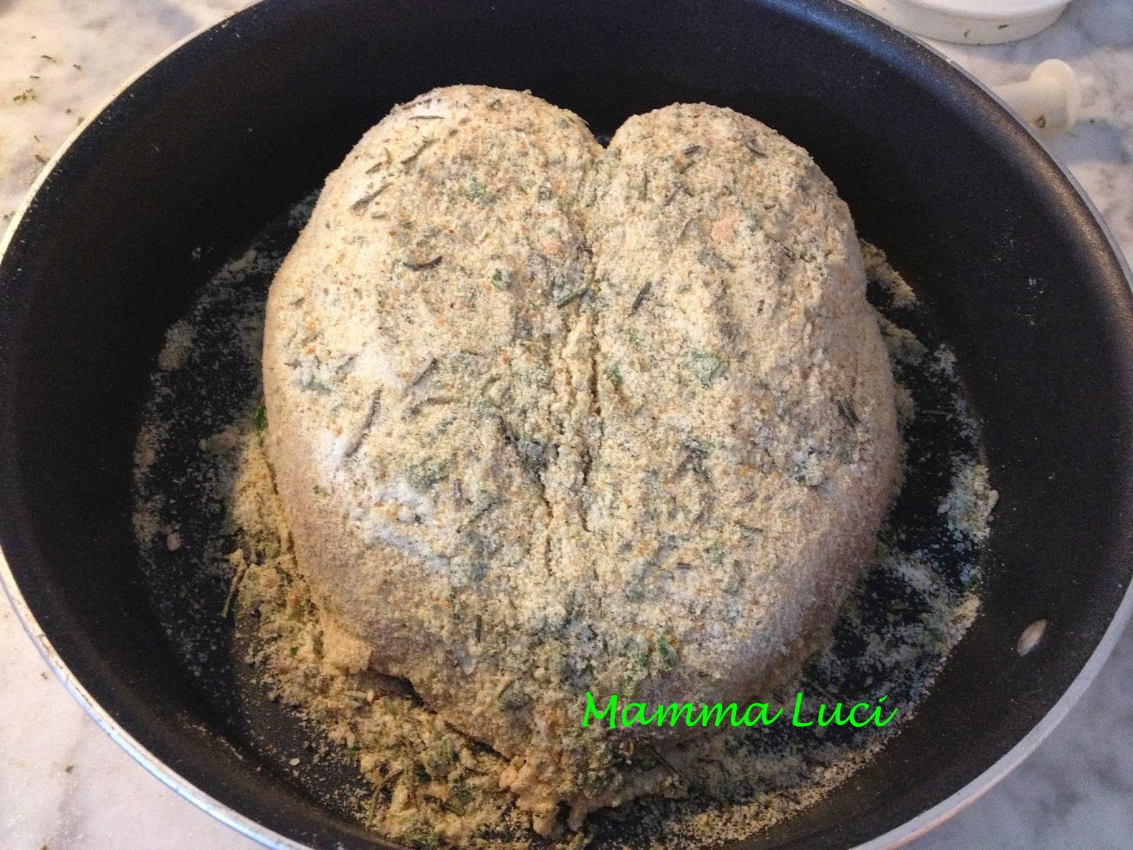 Tritiamo la carne di pollo e versiamola in una ciotola; Come Cucinare Un Petto Di Pollo Tutto Intero Al Forno