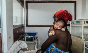 Una madre cuida de su bebé en una unidad de cuidados intensivos neonatales en Mbeya (Tanzania).