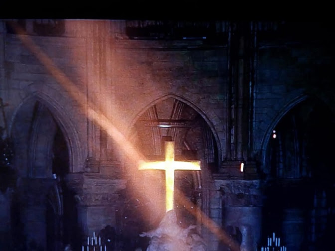 La croix nue dans Notre Dame de Paris