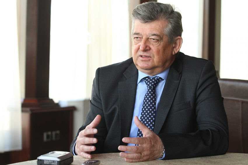 Nakon što je vodio efes do krova evrope , micić je dobio priznanje za najkorisnijeg igrača fajnal fora evrolige, a prethodno je. Bijeljina Mayor Mico Micic Passes Away After Tested Positive For Covid 19 Sarajevo Times