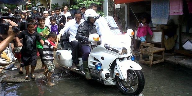Jokowi Naik Moge  Tinjau Banjir di Penjaringan Mobile 