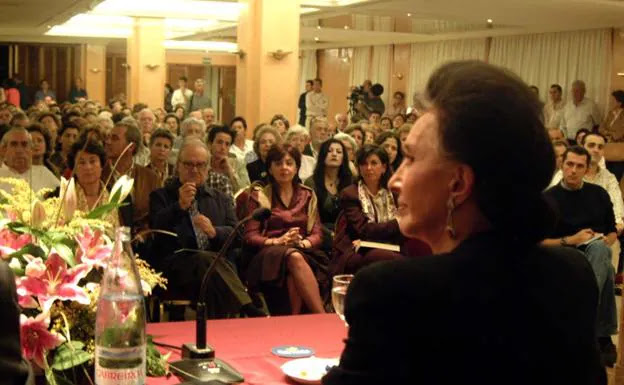 La condesa de Romanones durante una conferencia de Aula HOY en Badajoz:: HOY