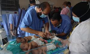 Antes de ser reubicados, los bebés reciben tratamiento en el hospital Al-Shifa, en la ciudad de Gaza.